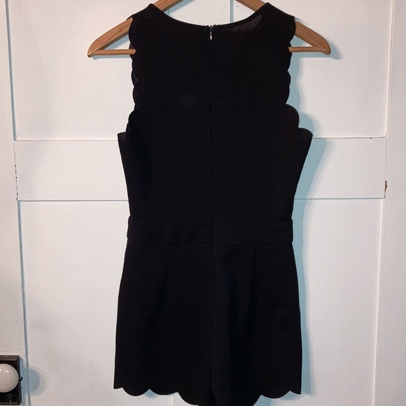 Black Romper Scalloped Edge Sleeveless Shorts Jumpsuit Semi Formal Size Small - Picture 4 of 8